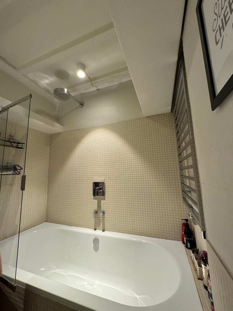 Industrial-chic 1BD Loft by the River Fulham!