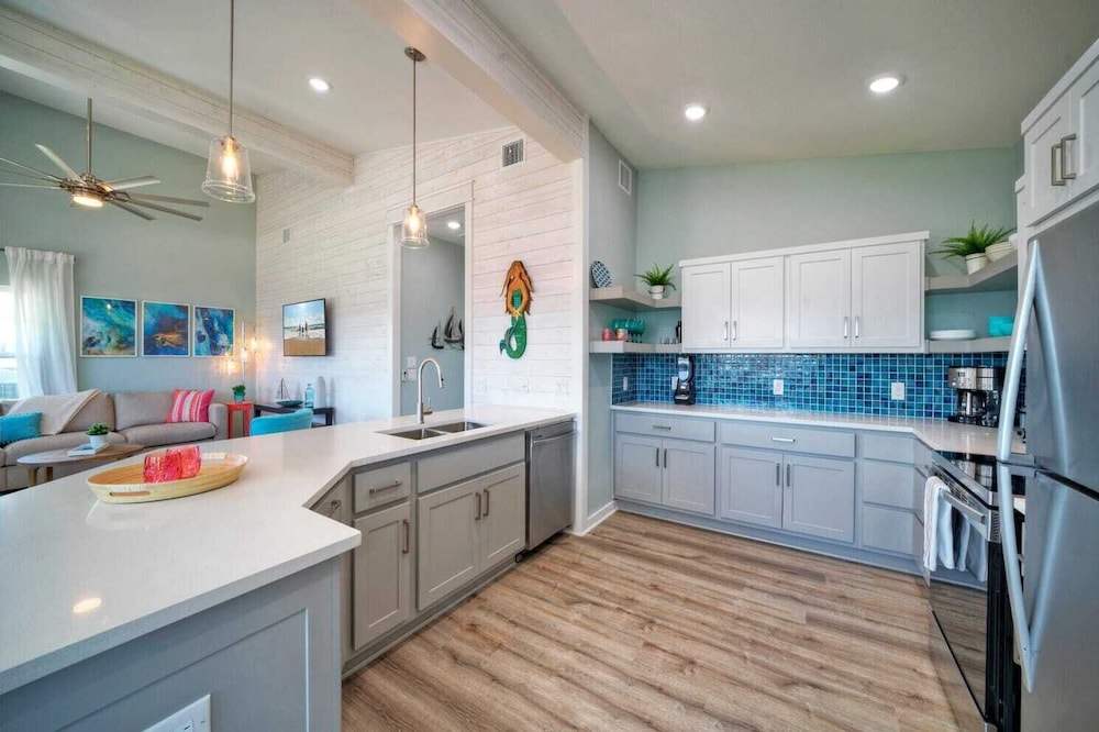 Sleeps 20 2 Modern Homes w/ Private Pool, Deck+patio 3-min Walk to the Beach