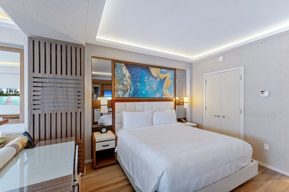 Stylish Oceanview Apartment, Prime Location!