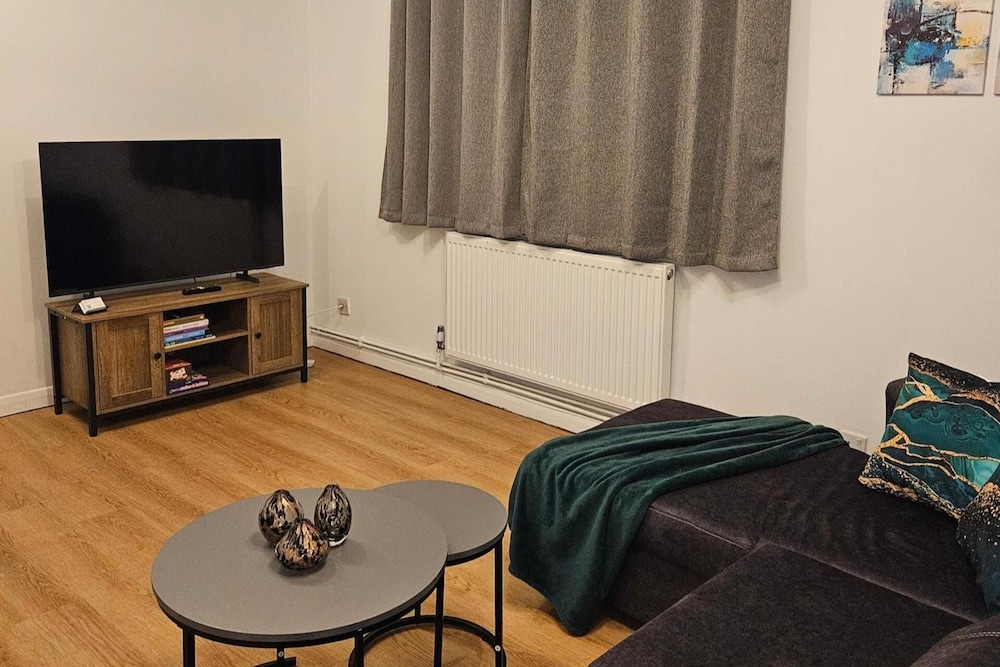 London Chic Apt, Great Location Free Parking