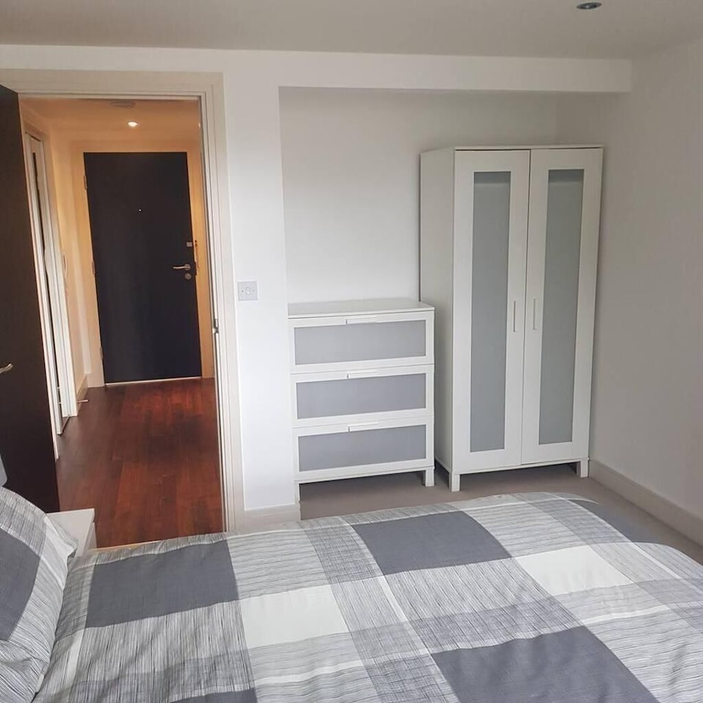 Comfy 1-bed Apartment in Huddersfield view 3