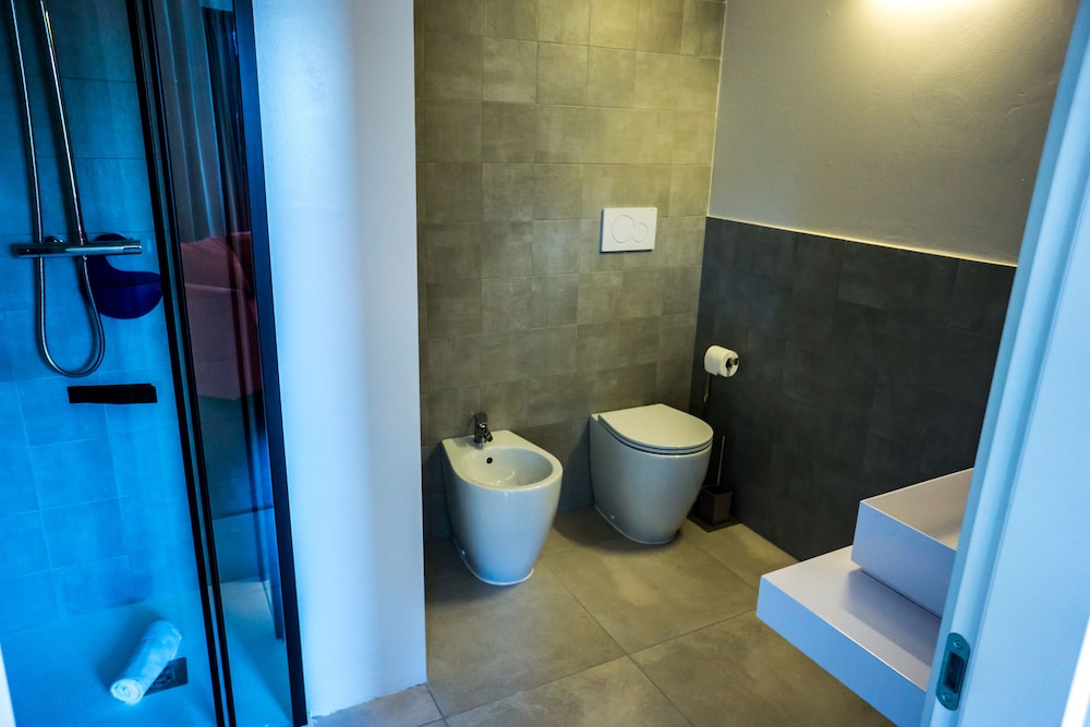 Stylish and Sleek East London Retreat view 5