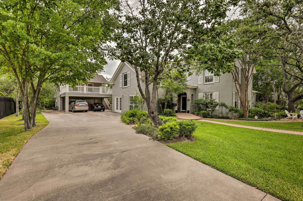 < 1 Mi to Kyle Field: Cozy Studio w/ Outdoor Space view 5