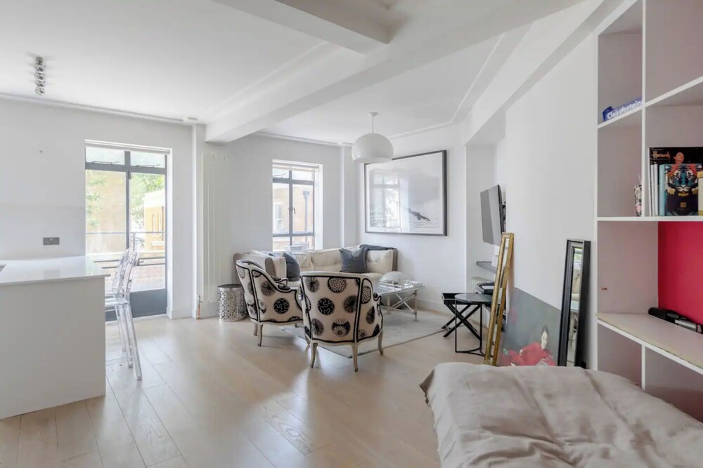 Sleek & Stylish 1BD Flat w/ Balcony - Kings Road