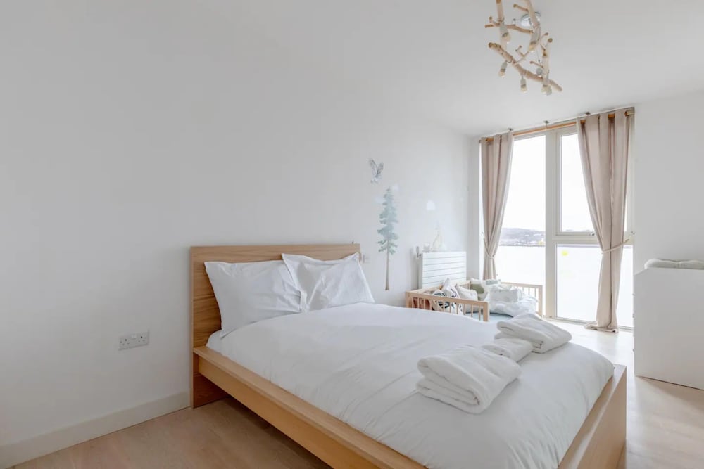 Charm & Convenience 3 Bed Near Excel London