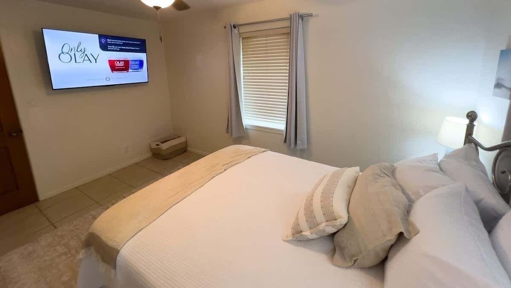 Fun Retro Island Vibe Sleeps 17 Beach 1 Block 4 Bedroom Home
