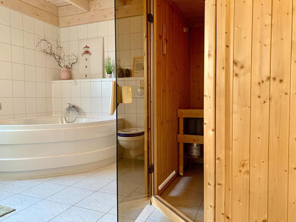 Lovely Holiday Home in Dummer Near Lake