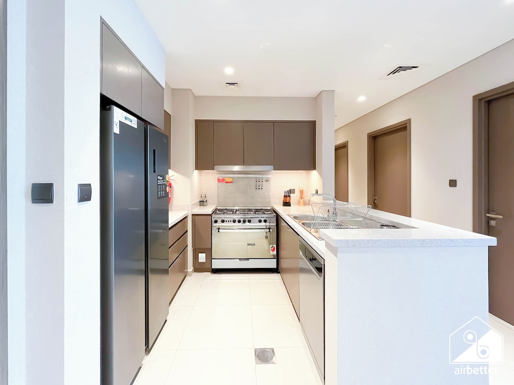Skyline Elegance Fountain View 3BR in Downtown