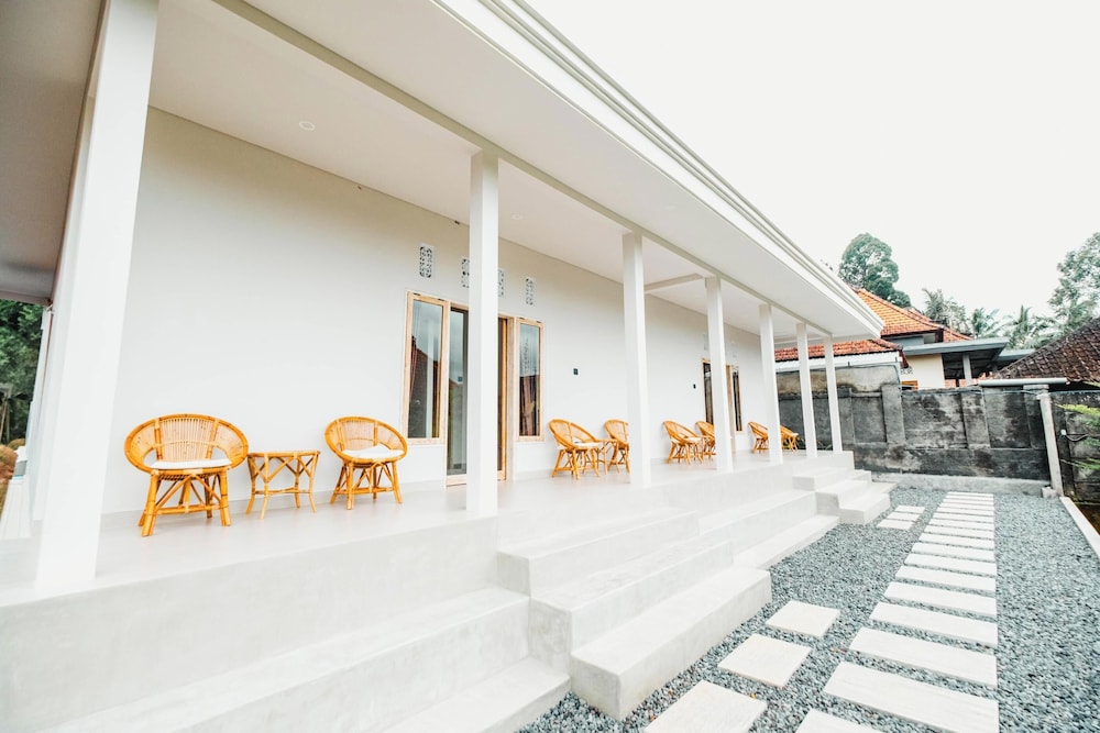 Queenara Local House