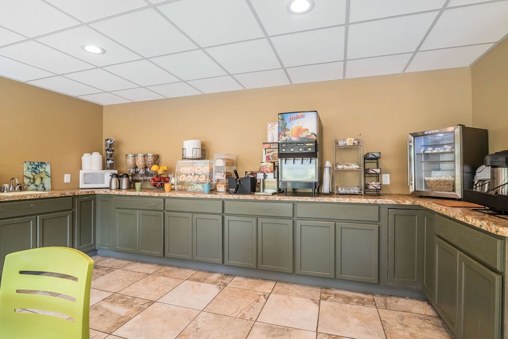 Binghamton Vacations - Econo Lodge Inn And Suites - Property Image 1