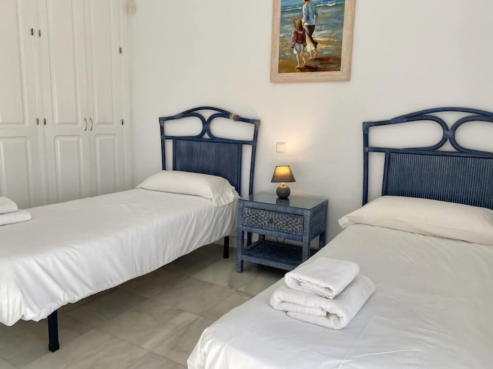 House Pauline 3 bed Poolside Private Garden M-5