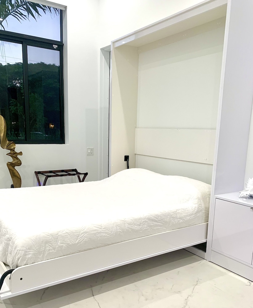 Hotel Men only clothing option guesthouse near Wilton Manors