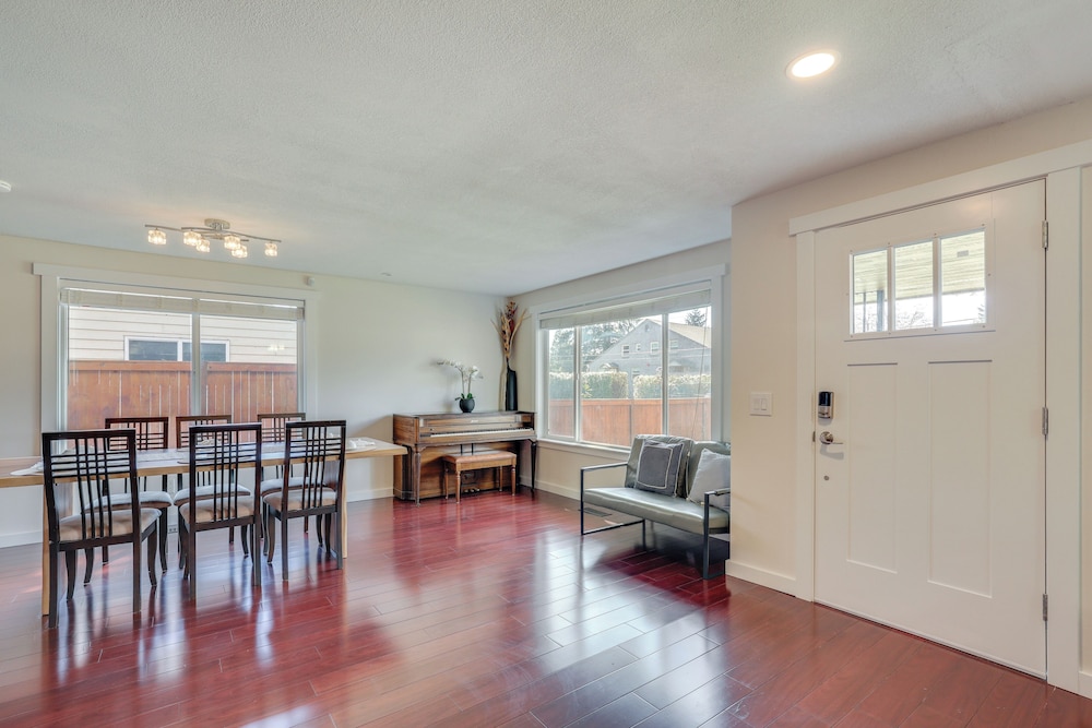 15 Mi to Dtwn Seattle! Home w/ Fun Outdoor Space