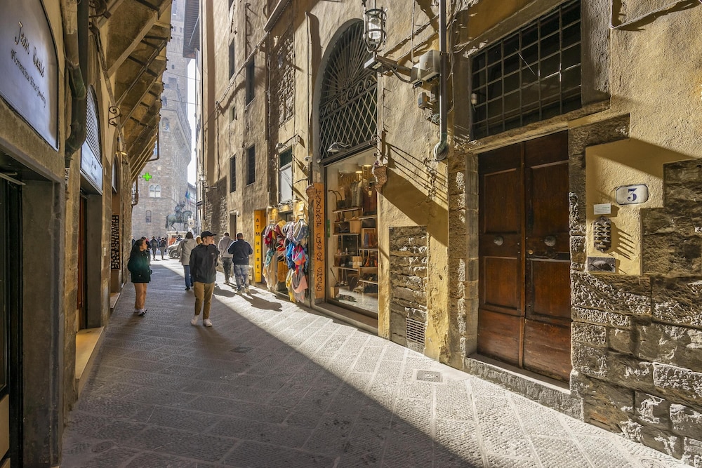 Cerchi 3 in Firenze With 2 Bedrooms and 1 Bathrooms