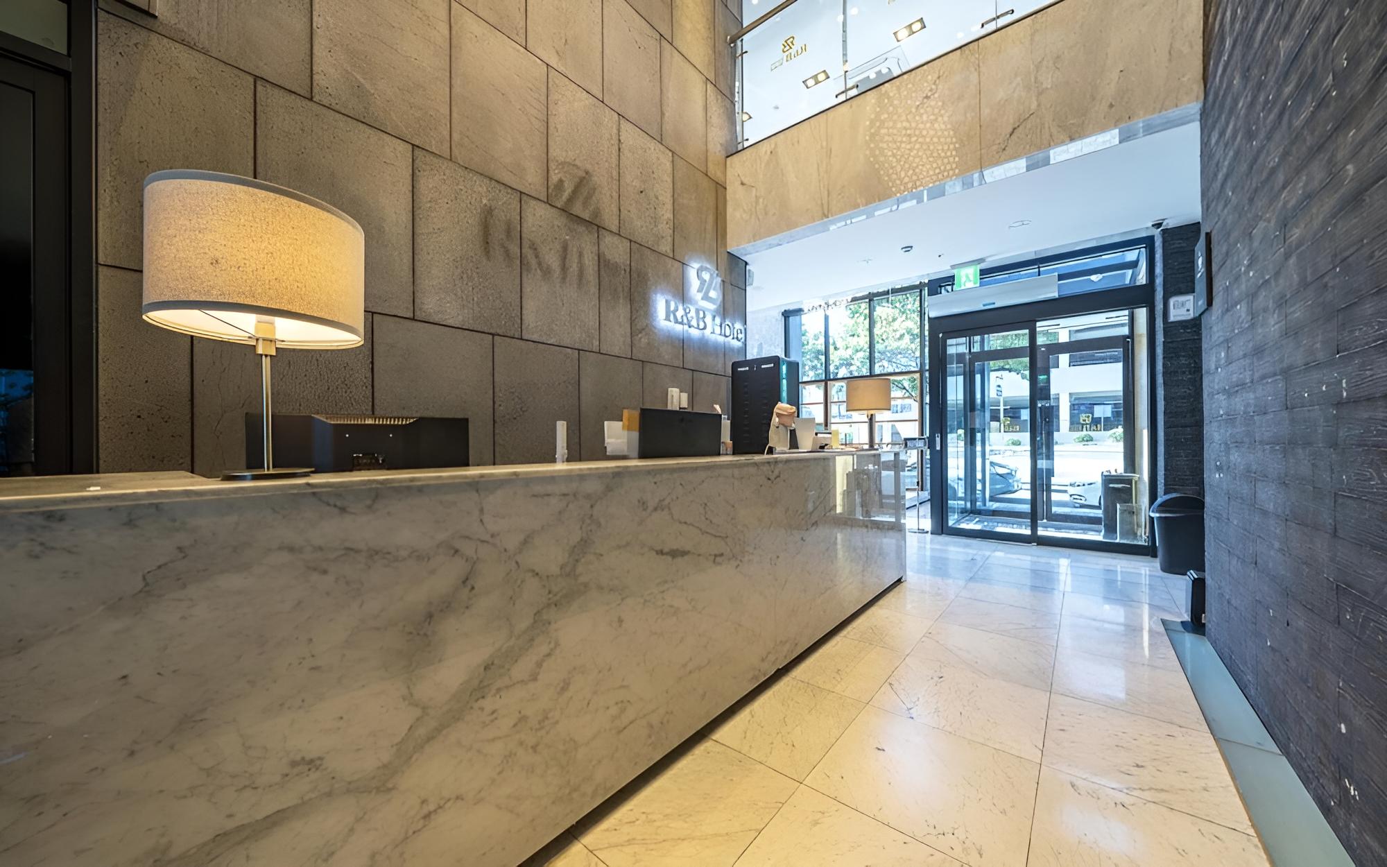 R&B Business Hotel