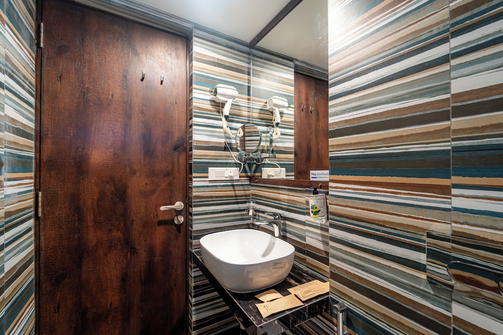 Treebo Premium Nova Candolim with Pool and spa