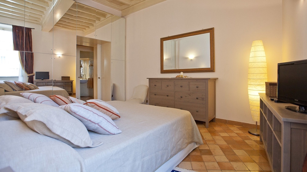 Rental in Rome Crociferi 1