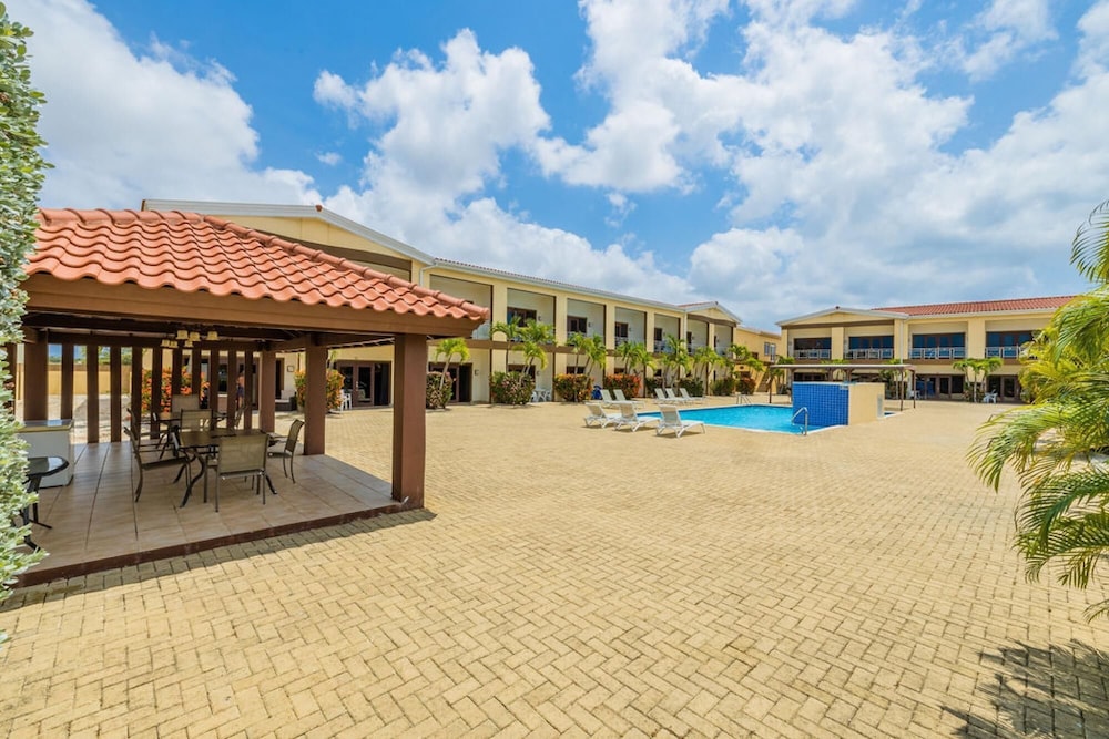2BR 3min Walk 2 Eagle Beach Pool GYM Parking