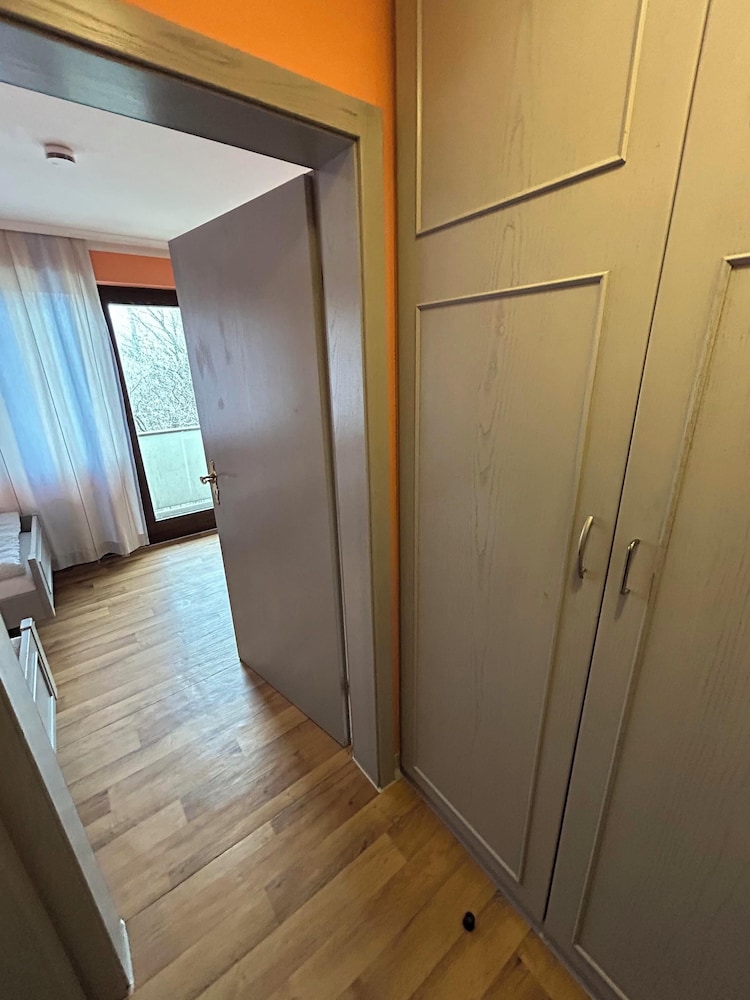 2-Rent Group Hostel Rooms AUB162