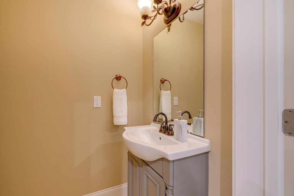 Hike & Explore! Luxe Retreat Near Lake Norman