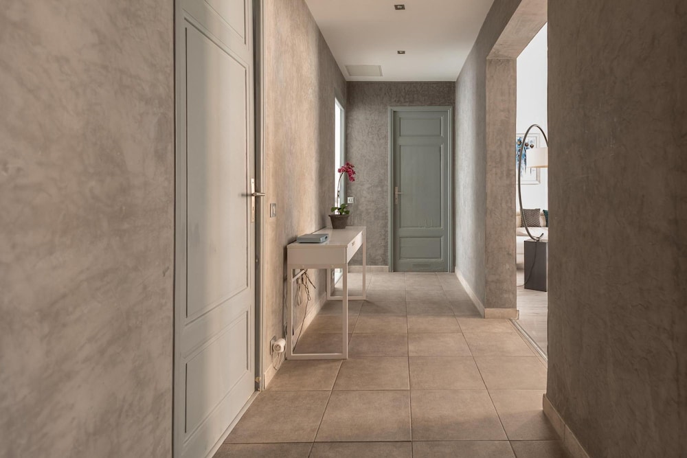 Centrally Located Modern 2 Bed Apartment in Cannes With Aircon and High Ceilings and Modern Design - 696