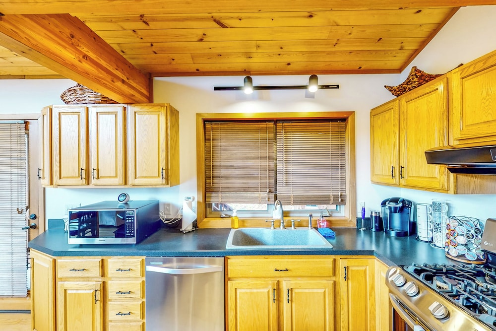 3BR Home w/ Private Hot Tub, Kayaks & Lake Views