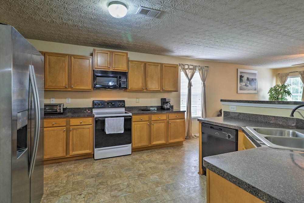 Suburban Atlanta Vacation Home - 20 Mi to Downtown