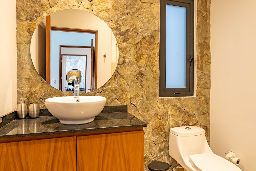Anana Yaaxlum 105 S Oasis Pool and Jacuzzi