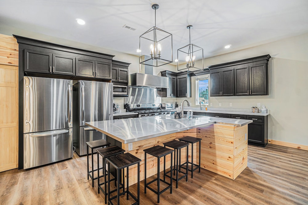 8BR Lodge w/ Bowling Alley, Near Lakes & Trails
