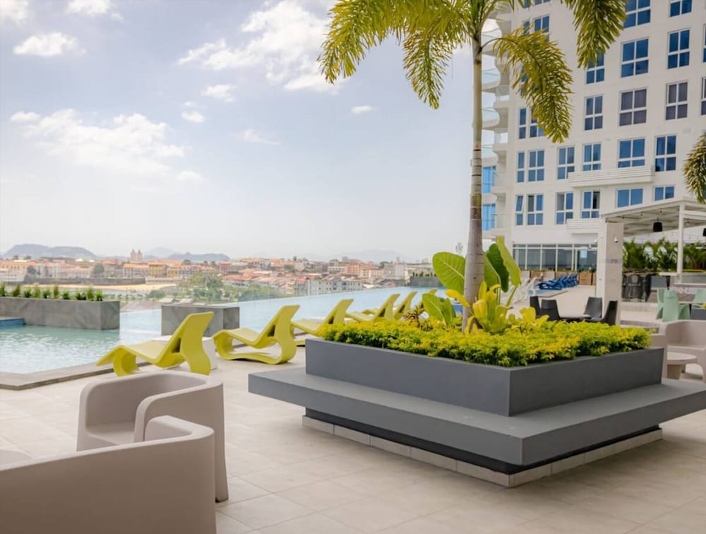 Oceanfront Designer Apartment PH The Sands, Next to Hilton