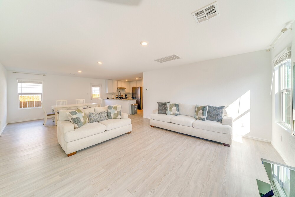 7 Mi to Alamo Ranch Mall: Home w/ Large Yard!