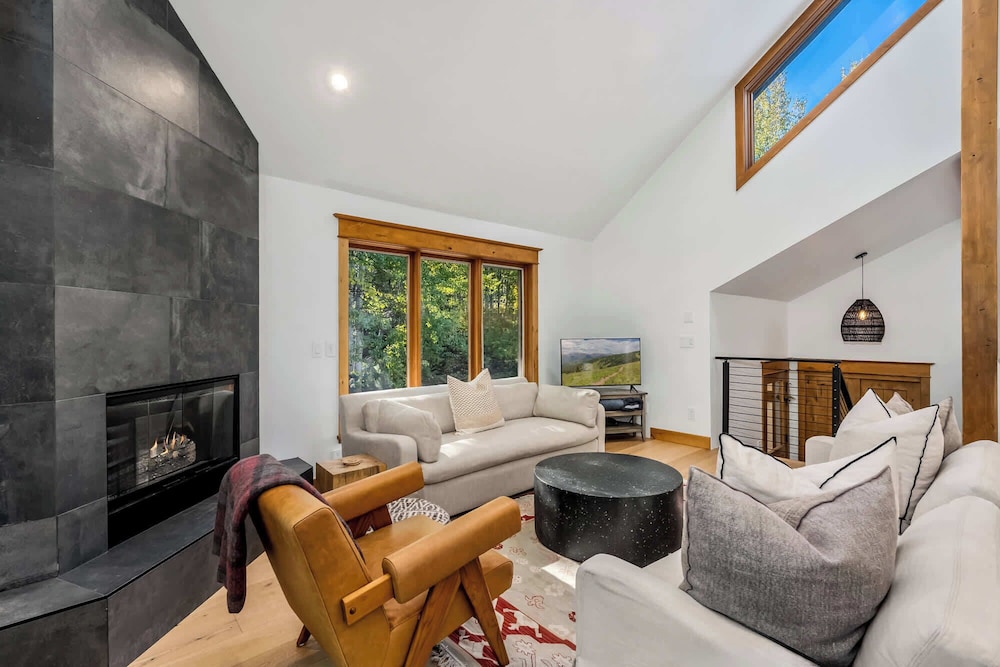 Evergreen Escape Home for 12