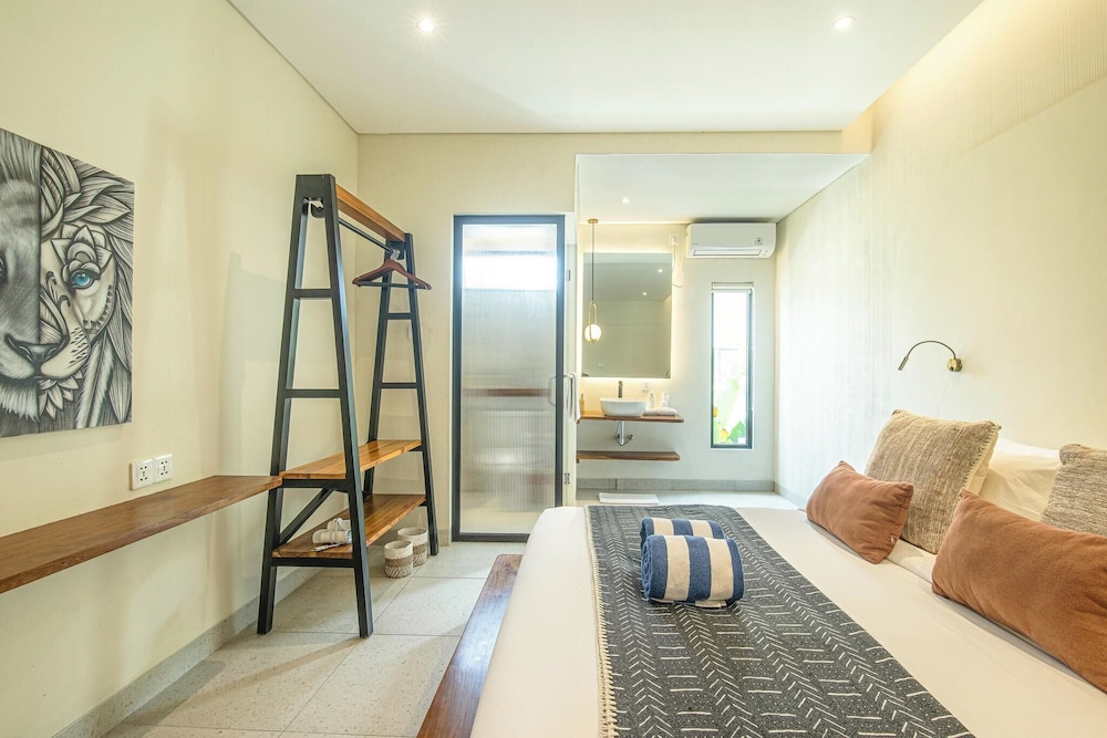 Chic 4-br Villa in Central Seminyak, Beach 5 Mins
