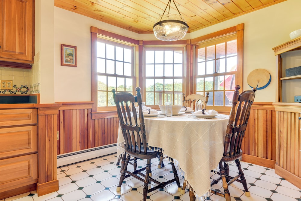 10 Mi to Mt Snow! Grand Estate Built to Entertain