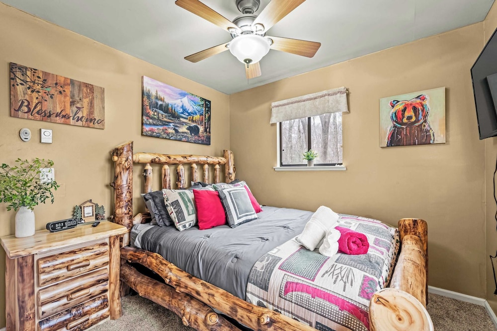 Atlas Point Lodge Sauna, Fireplaces, Kayaks, Lakes + Pet-friendly Yard