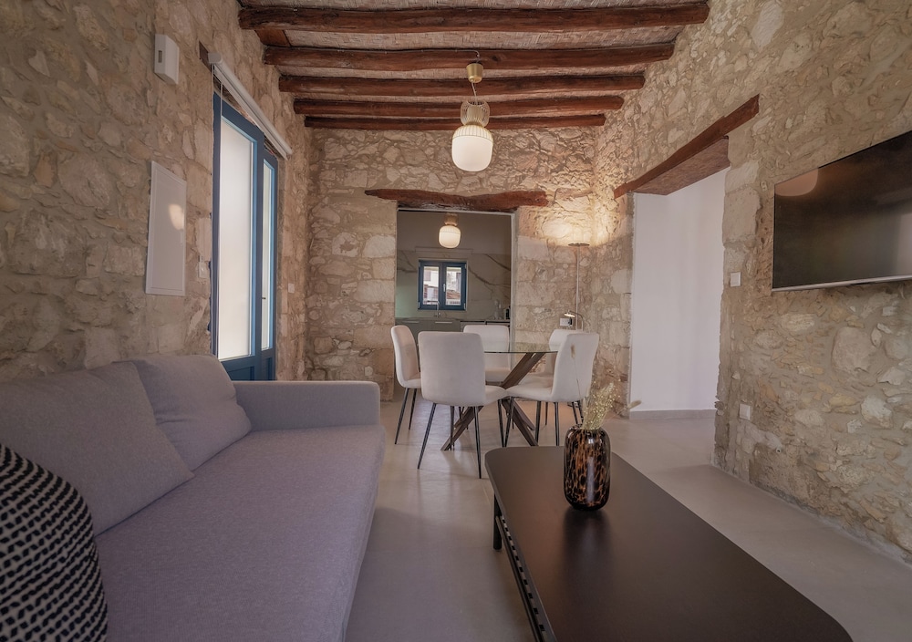 Phaedrus Living Peristerona Traditional House