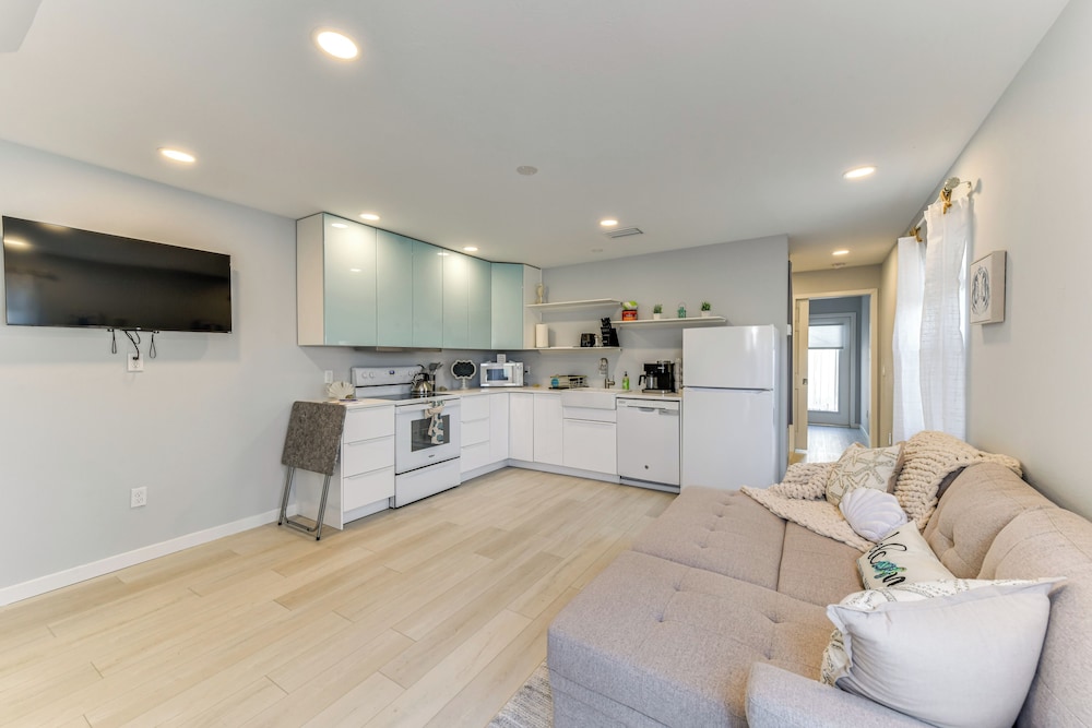 6 Mi to Dtwn: Sarasota Apt w/ Patio & Fire Pit