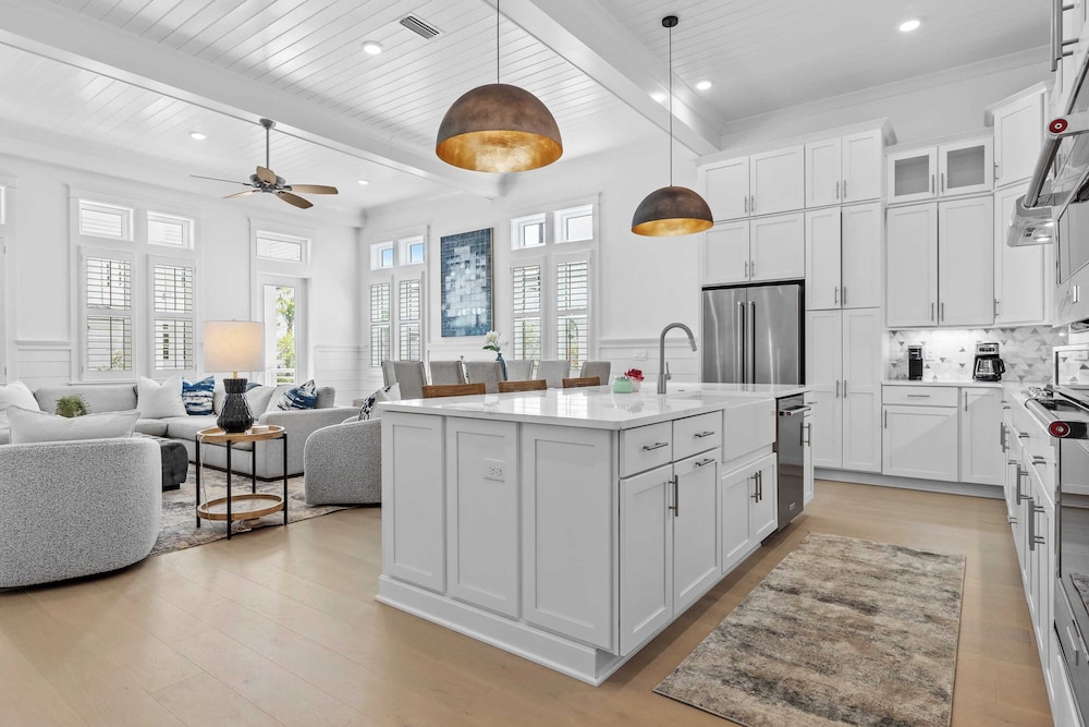 Sleeps 20 2 Homes, 9bdr, Arcade Walk to Blue Mountain Beach Access & Eats
