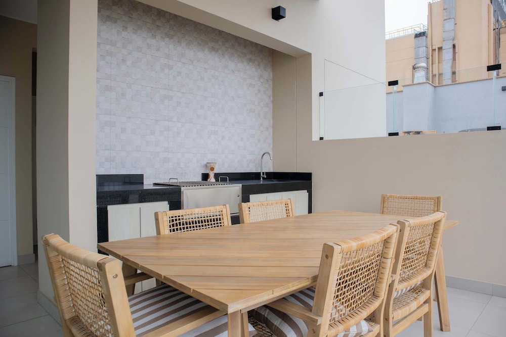 w Striking 1BR w Perfect Balcony Near Kennedy Park