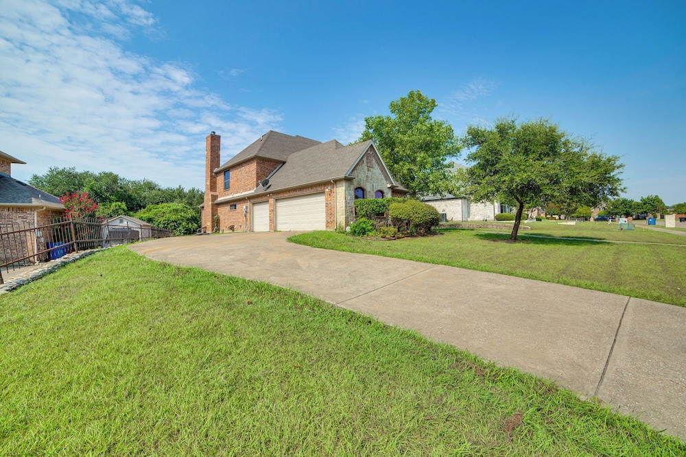 Spacious Texas Retreat w/ Community Pool