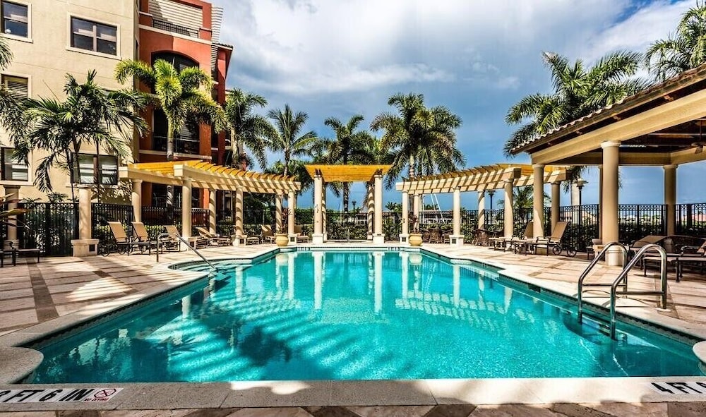 Luxurious Esplanade Condo Overlooking bay