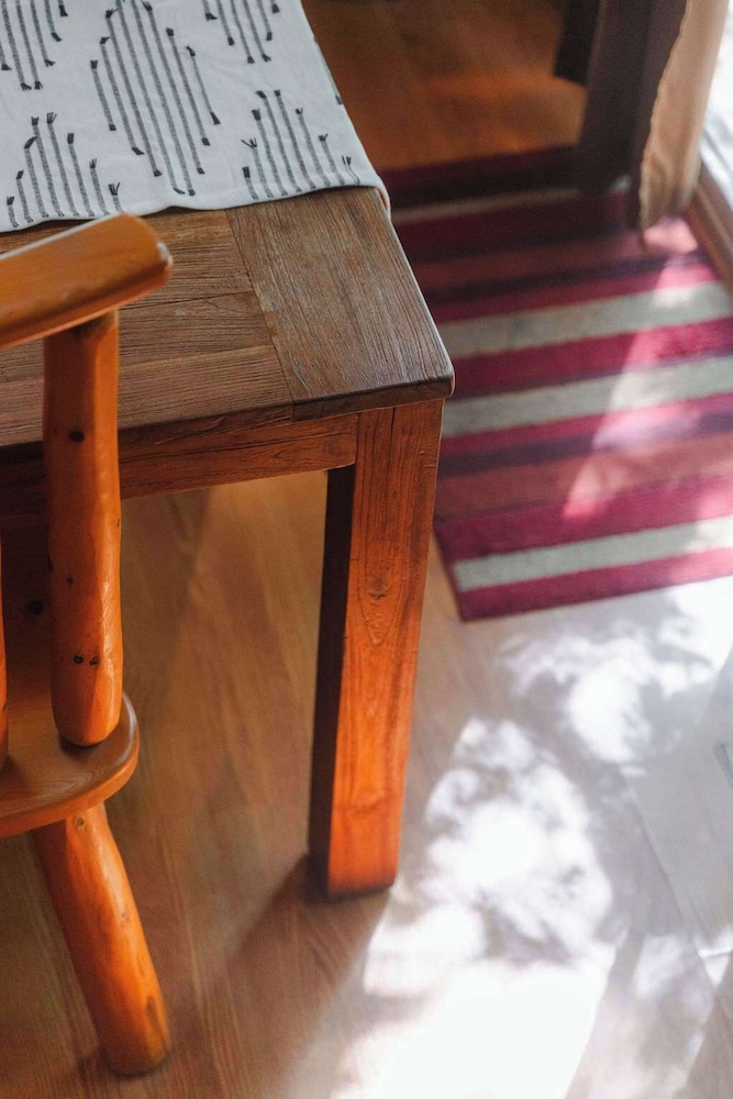 Cheerful Two Bdrm Cabin With Hot Tub & Pet Friendly