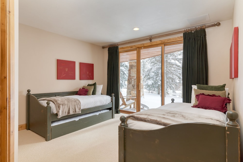 Telemark Luxury Retreat by Avantstay Stunning Views w Hot Tub Theatre Room and Pool Table