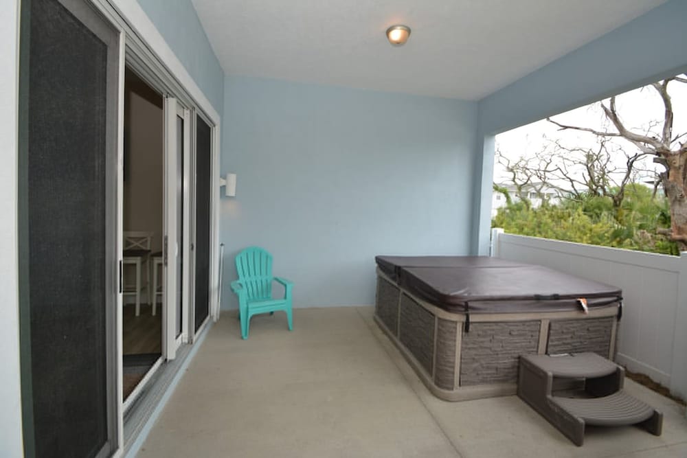 Beach Front 5 bed 4 Bath Luxury House Hot Tub Fenced Yard Pets Welcome
