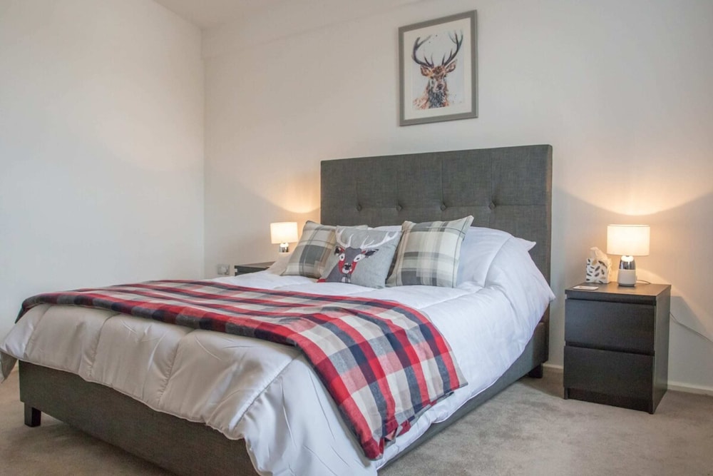 Spacious and Contemporary Flat With Secure Parking