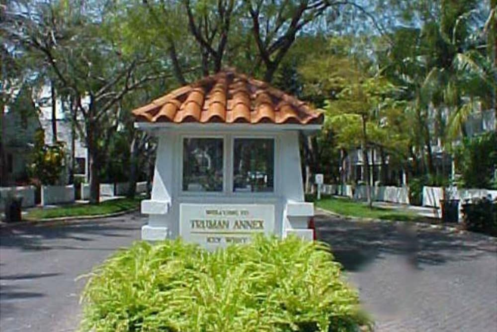 Bahamian Reed by Avantstay Walk to Everything! w/ Community Pool Month Long Stays Only