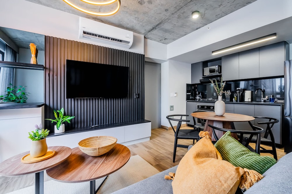 w Stunning 2BR w Great Deco in Centriqo