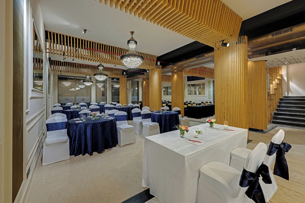 Hays AIR By Ahuja Residences - Golf Course Ext. Road & Sector 51