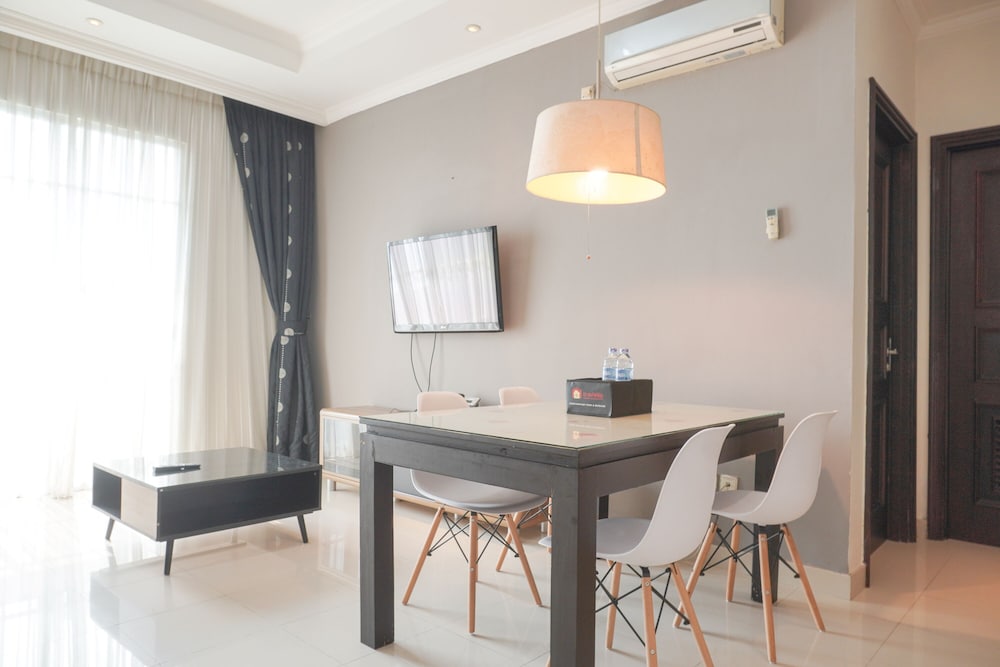 Homey And Comfort Stay 2Br Bellezza Apartment - Property Image 1