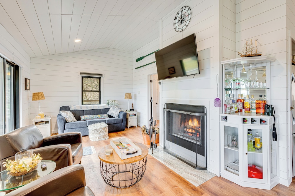 1 Mi to Marina: Cabin w/ Views Near Atwood Lake!